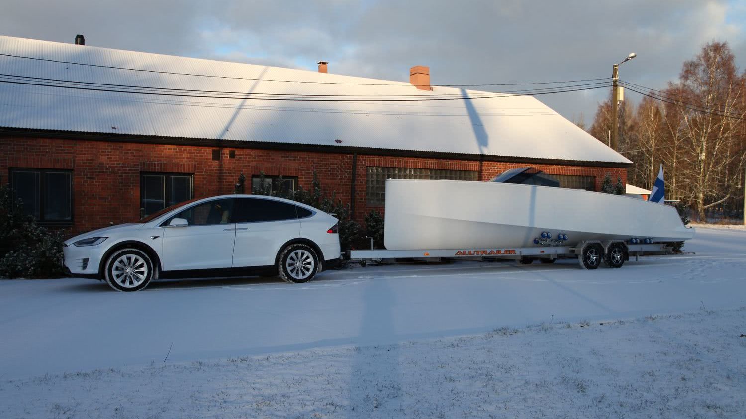 Tesla Model X electric boat Q30