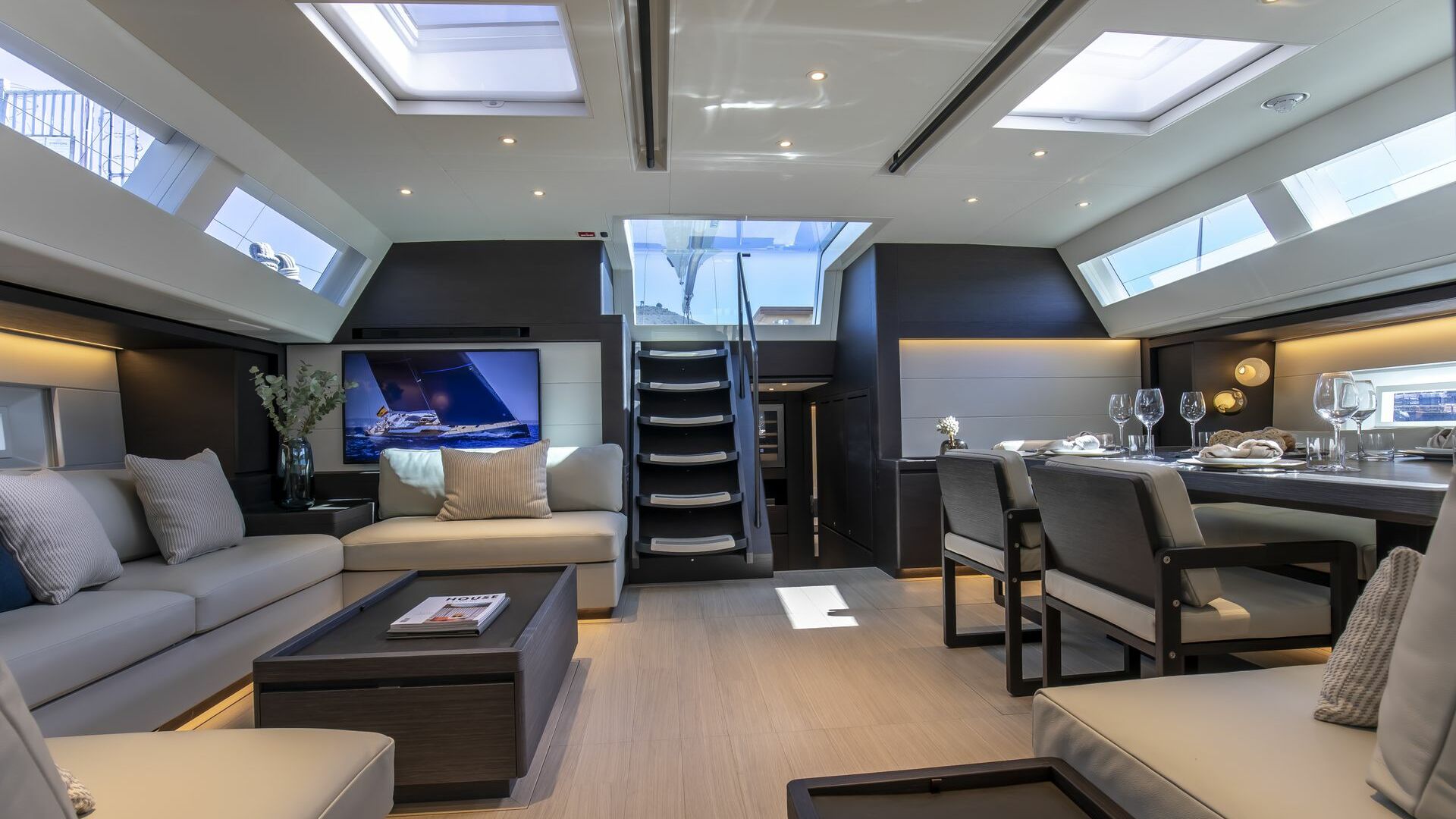 Southern Wind 105 Sorvind Interior