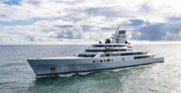 Alibaba Luxurious yacht sailing on the ocean